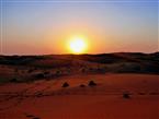 Bald geht die Sonne über der arabischen Wüste unter