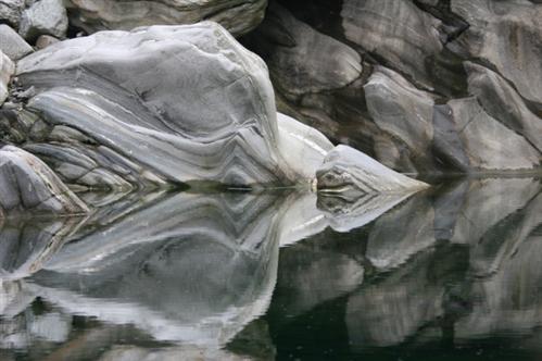 Stein und Wasser in der Maggia