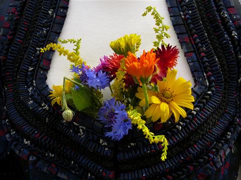 Lieblingsplatz - Blumendekoration an einem Dirndel