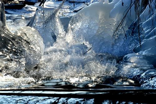 Tosendes Wasser im Eiskanal