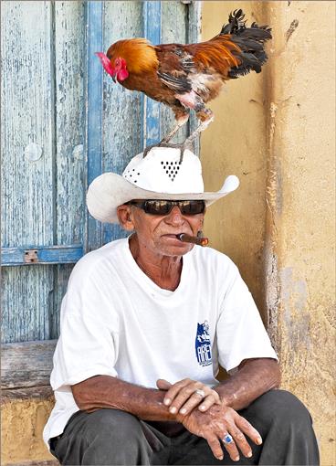 Kubaner mit Zigarre und Hahn