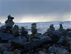 Steinmännchen überwachen die Küste