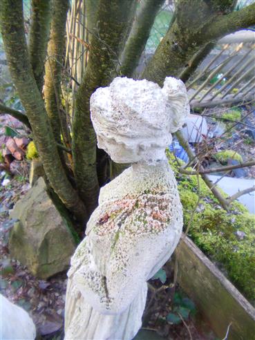 Frauenstatue im Garten - seit etwa zwanzig Jahren vor Ort(!)