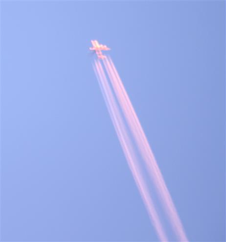 Passagierflugzeug am Abendhimmel
