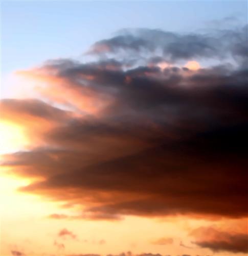Wolke am Abend vor dem Sonnenuntergang