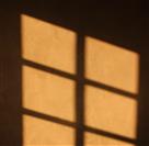 Fensterschatten an der Zimmerwand