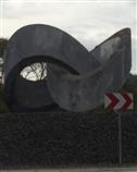 Skulptur mit scheinbar zwei Ringen aus Beton