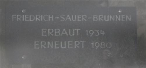 Tafel zum Friedrich-Sauer-Brunnen