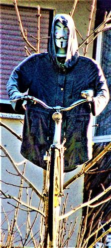 Eine Figur auf einem halben Fahrrad
