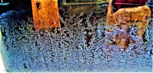 Raureifkristalle an Fensterglas