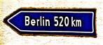 Wegweiser in Kirchvers(Pfarrstraße) nach Berlin