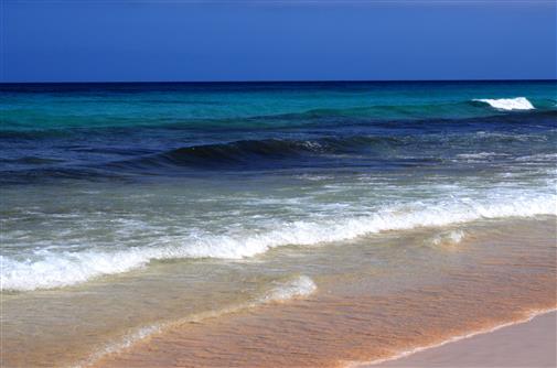 Bunter Sand, blaues Meer.