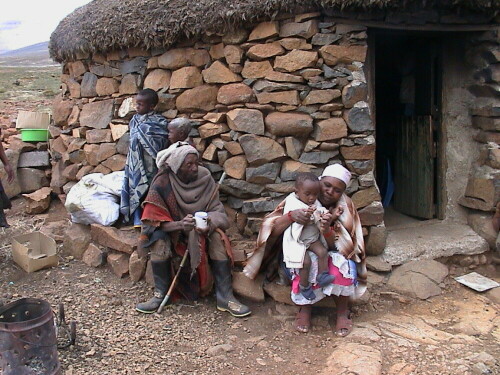 Hirtenfamilie im Königreich Lesotho in Südafrika vor ihrem
"bungalo"

Aufnameort: kingdom Lesotho, Südafrika
Kamera: Video-Camera DCR-TRV 20E