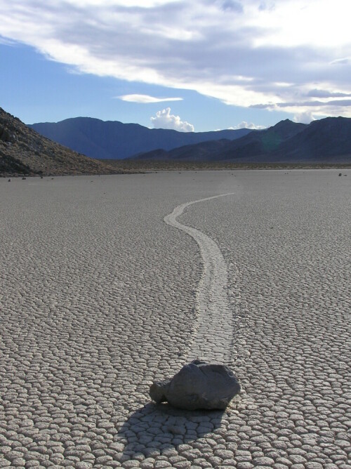 Die Felsbrocken in Racetrack Playa bewegen sich auf mysteriöse Weise über den Sand, auf dem sie einschlugen, nachdem sie zuvor von ihrem Mutterfelsen abgebrochen waren. Der Vorgang selbst wurde noch nie beobachtet oder gefilmt. Eine Theorie besagt, dass gelegentlich nachts der Sand durch Regen rutschig wird und starke Winde die Gesteinsbrocken über den Sand treiben.



Aufnameort: Kalifornien, USA
Kamera: Olypmus Camedia C-750 Ultra Zoom