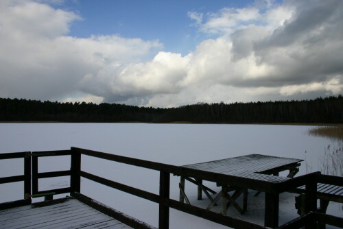 zugefrorener-see-in-brandenburg-875.jpeg