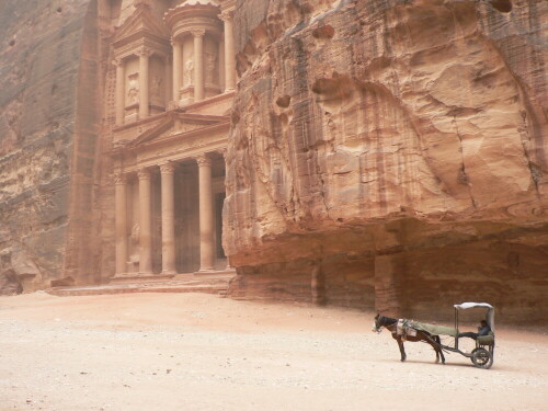 Mittags in Petra: Der Besucherstrom flaut für kurze Zeit ab. Genug Zeit um sich und dem Tier eine Verschnaufpause zu gönnen. Den ganzen Tag kutschieren sie gebrechliche, aber auch faule und das-muss-ich-gemacht-haben-Touristen die lange Schlucht der immer noch geheimnisumwobenen Stadt Petra rauf und runter. Für wenig Geld und bis zur Erschöpfung der Tiere.

Aufnameort: Petra, Jordanien
Kamera: Panasonic DMC-FZ5