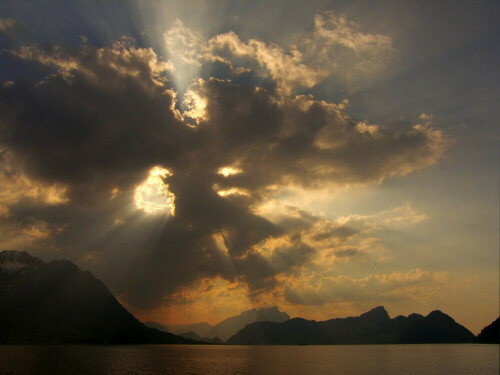 auf dem Vierwaldstättersee unterwegs

Aufnameort: Vierwaldstättersee (Zentralschweiz)
