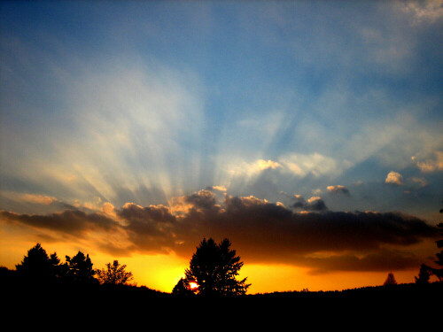 sonnenuntergang-mit-dunkelstrahlen-6991.jpeg