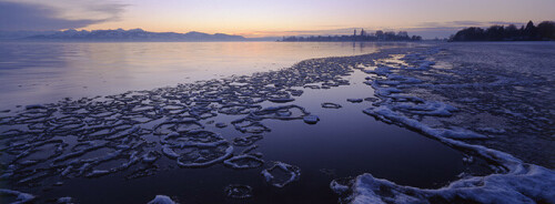 Eisschollen vor Lindau: Am Tag zuvor sah ich am Ufer des Sees die Eisschollen treiben und ging am nächsten Abend mit der Kamera hin um sie zu fotografieren.

Aufnameort: Reutiner Bucht, Lindau, Bodensee, Bayern
Kamera: Hasselblad X-Pan II (f4/45mm)