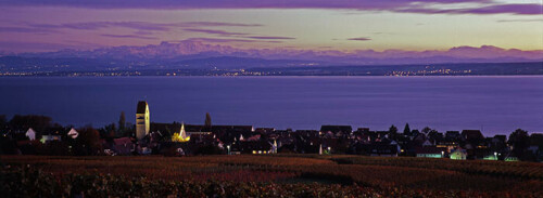 Kirche des Weindorfes Hagnau mit Bodensee und Säntis an einem klaren Herbstabend; Auf dem Nachhauseweg nach Lindau fiel mir die besonders gute Fernsicht auf. Ich kannte den Aussichtspunkt der Wilhelmshöhe und nutzte das Licht der blauen Stunde für die Aufnahme.

Aufnameort: Wilhelmshöhe, Hagnau, Bodensee, Baden Württemberg
Kamera: Hasselblad X-Pan II (f4/90mm)