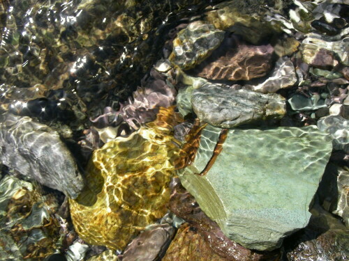 Steine im sprudelnden Bergbach

Aufnameort: Garichtisee / Glarus / Schweiz
