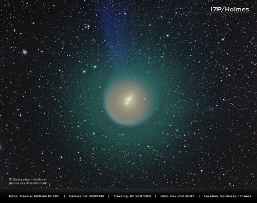 Erst steigert Komet Holmes seine Helligkeit explosionsartig fast um das Millionenfache, und nun bildet er auch noch einen Gasschweif aus – obwohl er fast 400 Millionen Kilometer von der Sonne entfernt ist! Er steht im Sternbild Perseus und sieht aus wie ein leicht diffuser Stern.

Die Aufnahme entstand bei 600mm Brennweite. Neben Strukturen im inneren Bereich der Koma zeigt das Foto einen bläulich leuchtenden Gasschweif.

Aufnameort: Spicheren / Frankreich
Kamera: ST 2000XM