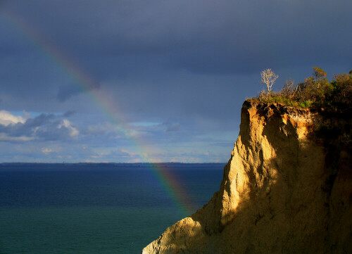 Ein Regenbogen über der Ostsee an der Nordspitze von Hiddensee.

Aufnameort: Steilküste, Dornbusch, Hiddensee
Kamera: Canon Powershot Pro 1