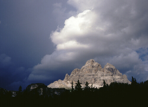 In den Südtiroler Dolomiten zieht nach einer Schönwetterperiode ein Gewitter auf.

Aufnameort: Dolomiten, Südtirol
Kamera: Nikon F4, 3,5/28 AI