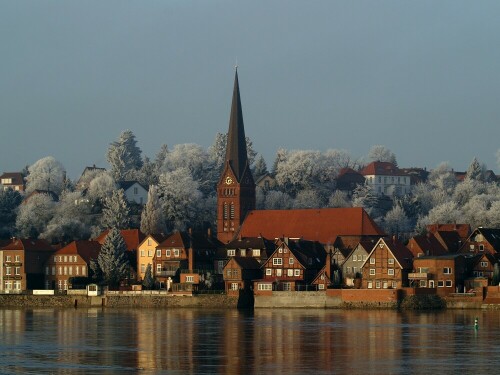 Am 22.12.07 gab es hier Rauhreif.

Aufnameort: Hohnstorf mit Blick auf Lauenburg
Kamera: Konica Minolta Dynax 7D