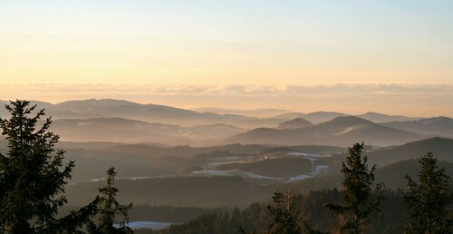 Der bay. Wald vom Aussichtsturm in Schöneck bei Regen, unendlich weit und schön.

Aufnameort: Schöneck bei Regen
Kamera: Canon EOS 400D