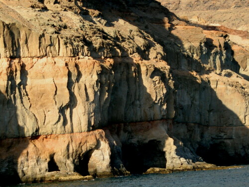 Das Meer spült riesige Höhlen in den weichen Tuff

Aufnameort: Puerto Mogan, Gran Canaria, 17.06.2008
Kamera: Canon Power Shot A620 1/125; 4,1; 29,2mm