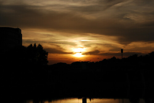 Der Duisburger Innenhafen am abend.


Kamera: Nikon D40