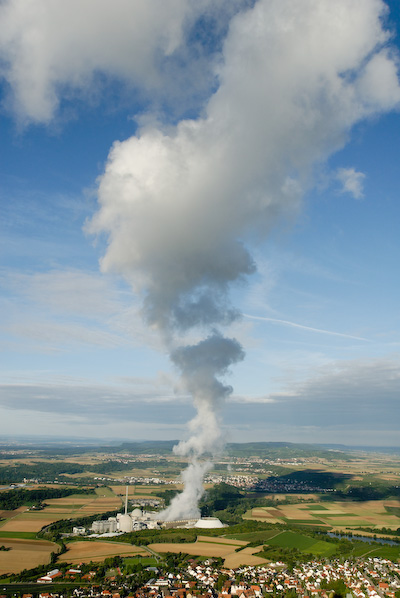 Die mehrere 100 Meter hohe Dampfwolke des Kernkraftwerks Neckarwestheim beschattet eine große Fläche der Umgebung.

Aufnameort: bei Neckarwestheim (aus Heißluftballon)
Kamera: Nikon D200, AF-S-Nikkor 18-200 / 1.3.5-5.6, bei 20mm