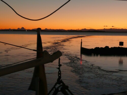 Bei der Fährüberfahrt von Hiddensee nach Stralsund konnten wir den Sonnenaufgang über Rügen erleben. Der Bodden ist teilweise noch gefroren.

Aufnameort: Hafen Neuendorf, Insel Hiddensee
Kamera: Panasonic, DMC-TZ2