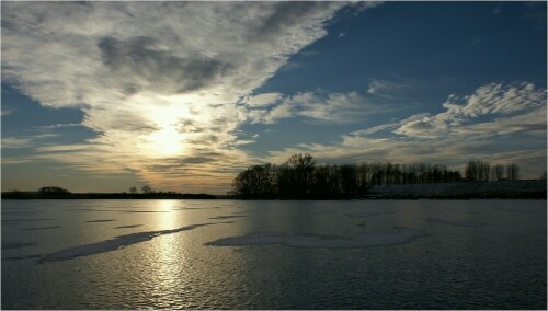 Aufgenommen an der Elbe, zugefrorener Nebenarm. 
Wunderschön ging an dem Tag die Sonne unter. Leider begann es dann zu Tauen.

Aufnameort: Elbe bei Bleckede
Kamera: Sony Alpha 700