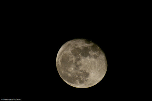 Bei Versuchen, den Mond mit einer Kombination aus 300mm-Objektiv mit 1,4- und 2-fach Konverter, also insgesamt 2,8-facher Brennweitenverlängerung zu fotografieren, gelang mir dieses Bild von einem zwischen mir und dem Mond durchfliegenden Flugzeug, das in dieser Vergrösserung leider nur als kleiner schwarzer Strich im unteren Viertel des Monds zu erkennen ist.

Aufnameort: DEU, BW, Schwieberdingen
Kamera: Nikon D300, Nikkor 1:2,8 mit Konverter 1,4 + 2,0, Stativ