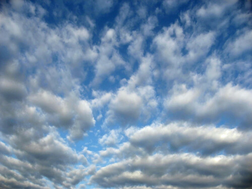 Wolkenformation am blauen Sommer-Himmel.

Aufnameort: Oberbayern
Kamera: Canon Ixus 800