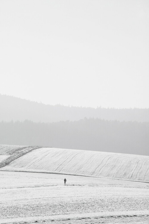 jogger-in-schneebedeckter-landschaft-2637.jpeg