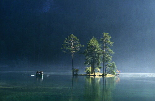 Fernsteinsee bei Morgenlicht

Aufnameort: Europa, Austria, Tirol, Nassereith
Kamera: Contax RTS