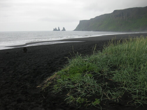 Felsen und schwarzer Strand an der isländischen Südküste

Aufnameort: Vik, Island, 2009
