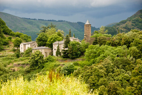 Das Bild entstand Ende Mai in der Gegend des Mont Aigual in den Cevennen. Eine  Viertelstunde später regnete es in Strömen.

Aufnameort: FRA, Gard (30), Saint-André-de-Valborgne, Château-de-Follaquier
Kamera: Nikon D200, AF-S-Nikkor 18-200 / 1.3.5-5.6, 70mm