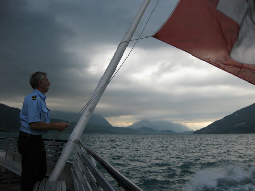 Einholen der Schweizer Flagge auf einem Linienschiff auf dem Thuner See

Aufnameort: Interlaken, Schweiz, 2009
