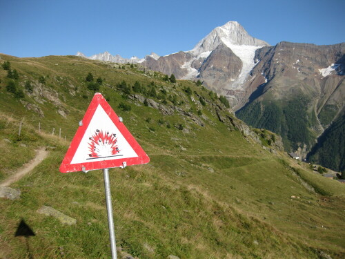 Warnschild, im Hintergrund das Bietschhorn

Aufnameort: Lötschental, Schweiz, 2009
