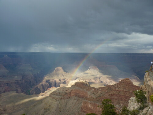 Ein paar Tropfen Regen haben für einen grandiosen Regenbogen über dem Grand Canyon gesorgt; wenn man genau hinsieht, erkent man sogear einen zweiten.

Aufnameort: Arizona/USA
Kamera: Lumix FZ38