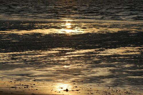 Die Abendsonne an der Nordsee spiegelt sich im zurückgehendem Wasser und Watt.

Aufnameort: Cuxhaven
Kamera: Nikon d40