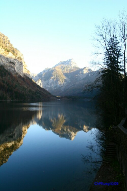 Der Leopoldsteinersee in der Steiermark ist ein postglazialer See. Er hat sich durch seine eigene Moräne aufgestaut.

Aufnameort: Leopoldsteinersee/Steiermark/Österreich
Kamera: EOS 30D