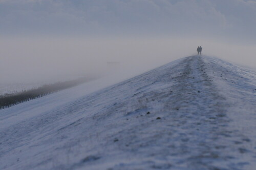 Kälte, Schneesturm,Nebel und zwei Menschen allein am Deich

Aufnameort: bei Husum Schleswig Holstein
