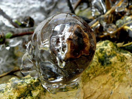 Eis in Form eines Kopfes mit Blick auf Innenleben

Aufnameort: Weidenbach-Kolmschneidbach
Kamera: Nikon Coolpix P 90