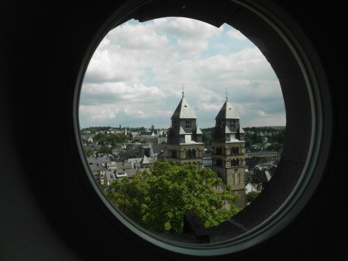 

Aufnameort: Genovevaburg Mayen  Eifel  vom Turmfenster aus
Kamera: Nikon Coolpix