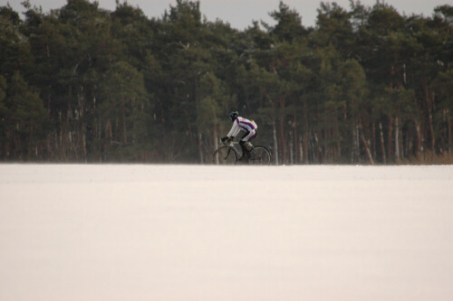 radfahrer-im-wehenden-schnee-4271.jpeg